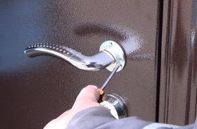 Замена дверной ручки металлической двери в Искитиме