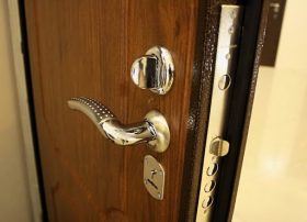 Замена входной двери в квартире в Искитиме