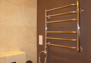 Установка электрического полотенцесушителя в ванной в Искитиме