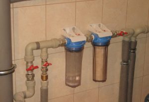 Установка проточного фильтра для воды в Искитиме
