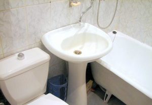 Установка раковины тюльпан в ванной в Искитиме